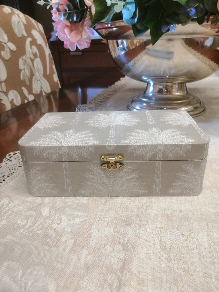 Caja madera decorada a mano con estampado de palmeras blancas sobre fondo color topo
