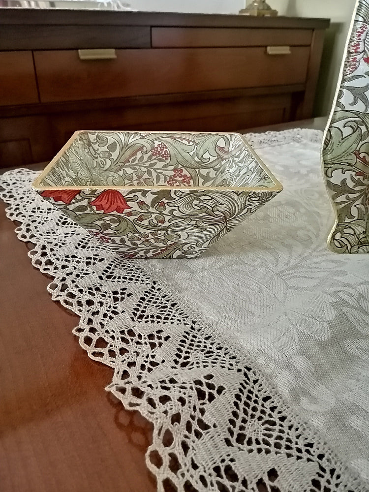 Cuenco de cristal decorado a mano con estampado Golden Lily de William Morris