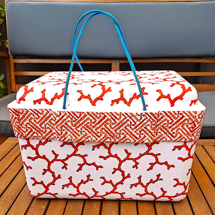 Nevera Corcho decorada a mano con estampado de corales naranja sobre fondo blanco