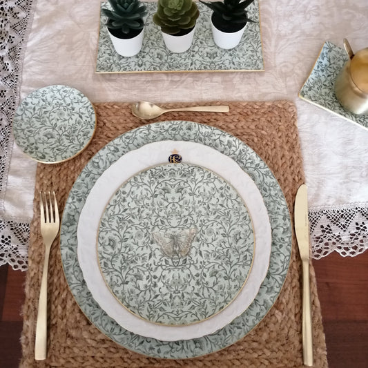 Detalle mesa con vajilla artesanal decoupage estampado floral verde hoja. Incluye bajoplato 30 cm, plato postre 20 cm, platito pan 10 cm y bandeja aperitivos 26x13 cm