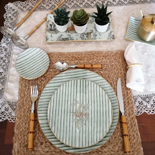 Detalle mesa con vajilla artesanal decoupage estampado rayas verde hoja. Incluye bajoplato 30 cm, plato postre 20 cm, y platito pan 10 cm.