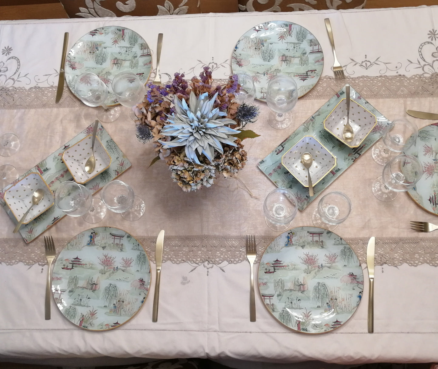 Vajilla con elegancia Asiática en tu Mesa. Con delicado estampado oriental en tonos verde agua y coral. Cada pieza cuenta una historia de tradición y refinamiento. Estampado inspirado en la tradición asiática:
✅ Perfecta para cenas íntimas y especiales.
✅ Combina tradición oriental con elegancia moderna.