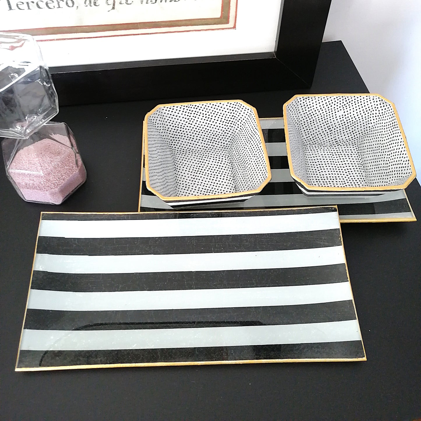 Bandeja vaciabolsillos de cristal, decorada a mano con técnica decoupage y estampado e rayas negras y blancas.