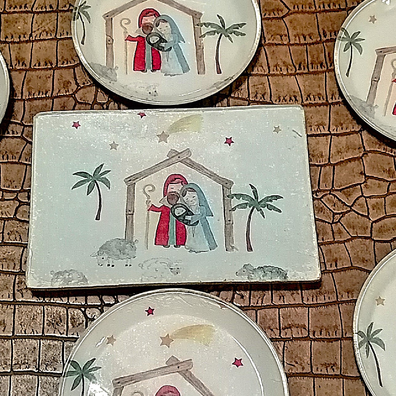 Bandeja de cristal decorada a mano con estampado de portal de Belén ideal para poner dulces o aperitivos en la mesa.