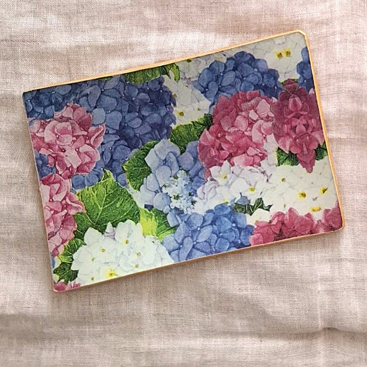 Bandejas decorativas con hermosos estampados florales de hortensias en tonos azules, rosas y blancos con hojas verdes. realizadas artesanalmente en España. Perfectas par regalos únicos handmade