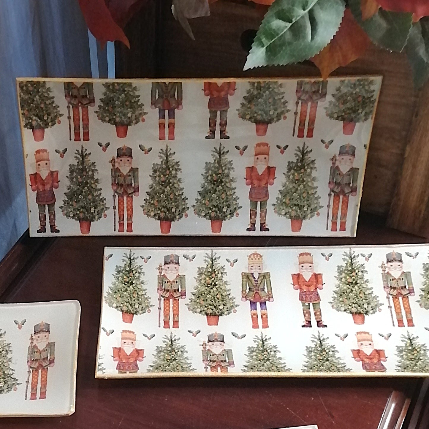 Bandejas de 26x13 cm decoradas a mano mediante decoupage con estampado de cascanueces y abeto de navidad.