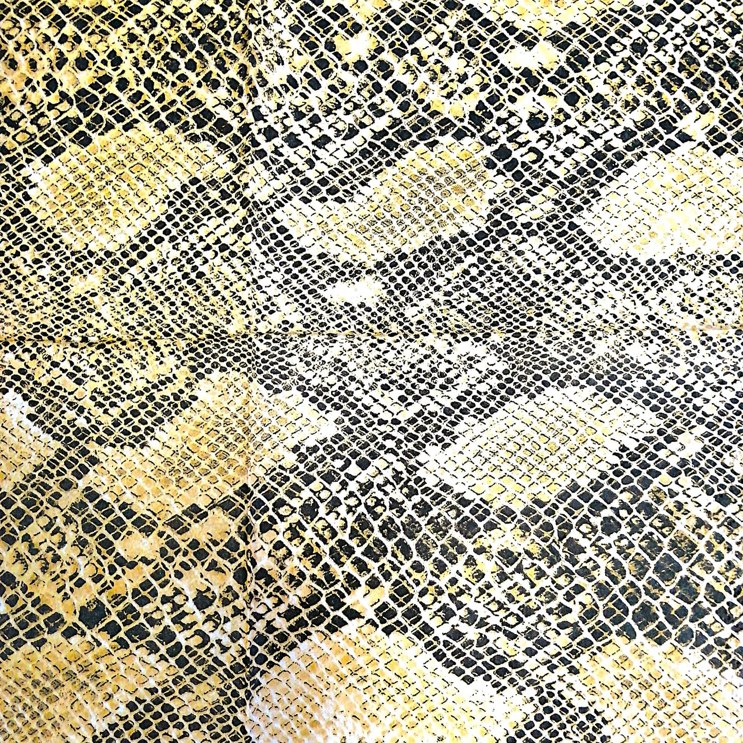 "Estampado con patrón de piel de serpiente boa en tonos naturales"