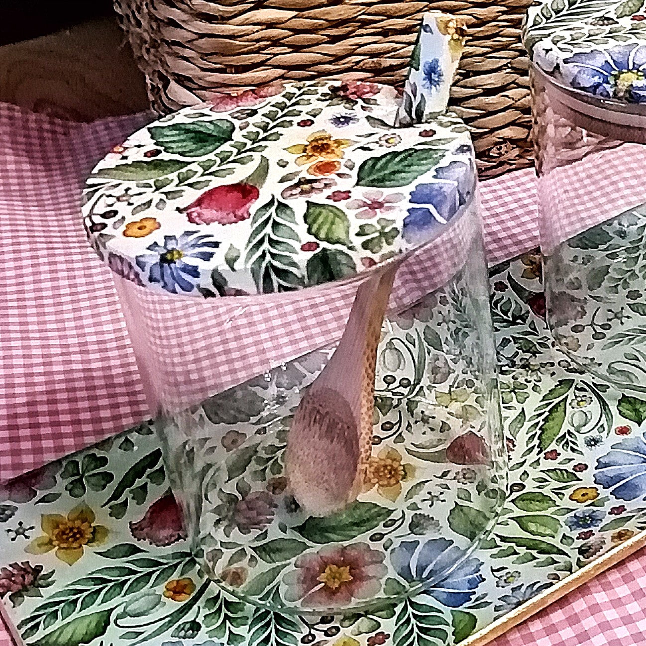 Tarro de vidrio con tapa decorativa de bambú - diseño floral a mano, ideal para almacenamiento y decoración"