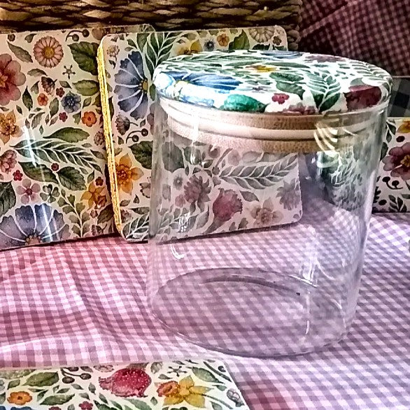 Tarro de vidrio con tapa decorativa de bambú - diseño floral a mano, ideal para almacenamiento y decoración"