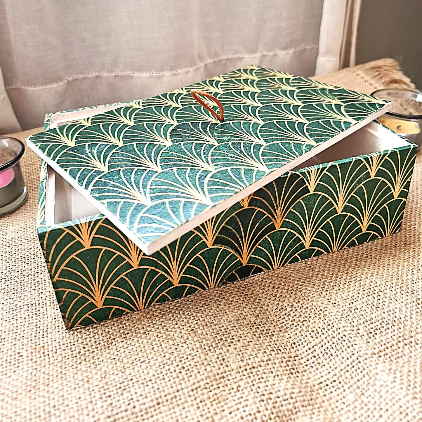 "Caja decorativa madera verde imperial vista lateral hecha mano España"Estampado "Art Decó de abanicos". Tiene un patrón repetitivo en forma de abanico o conchas estilizadas, típico del diseño decorativo de los años 20 y 30.
