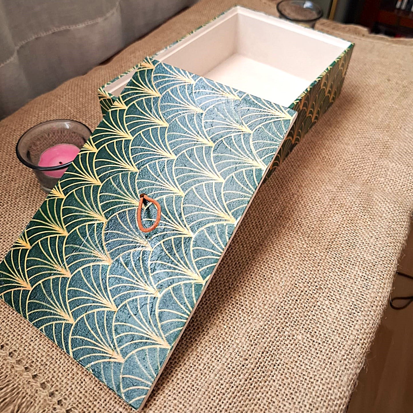 "Caja madera verde imperial artesanal decorativa hecha mano España Dmarta". Estampado "Art Decó de abanicos". Tiene un patrón repetitivo en forma de abanico o conchas estilizadas, típico del diseño decorativo de los años 20 y 30.