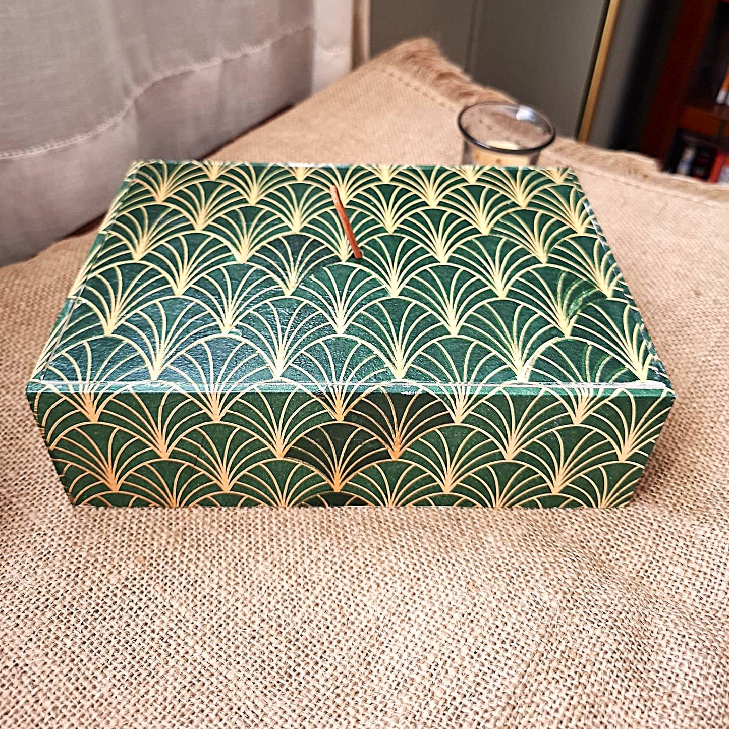 "Caja madera verde imperial artesanal decorativa hecha mano España Dmarta". Estampado "Art Decó de abanicos". Tiene un patrón repetitivo en forma de abanico o conchas estilizadas, típico del diseño decorativo de los años 20 y 30.