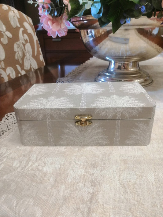 "Detalle caja madera decorativa hecha a mano decoupage artesanal"