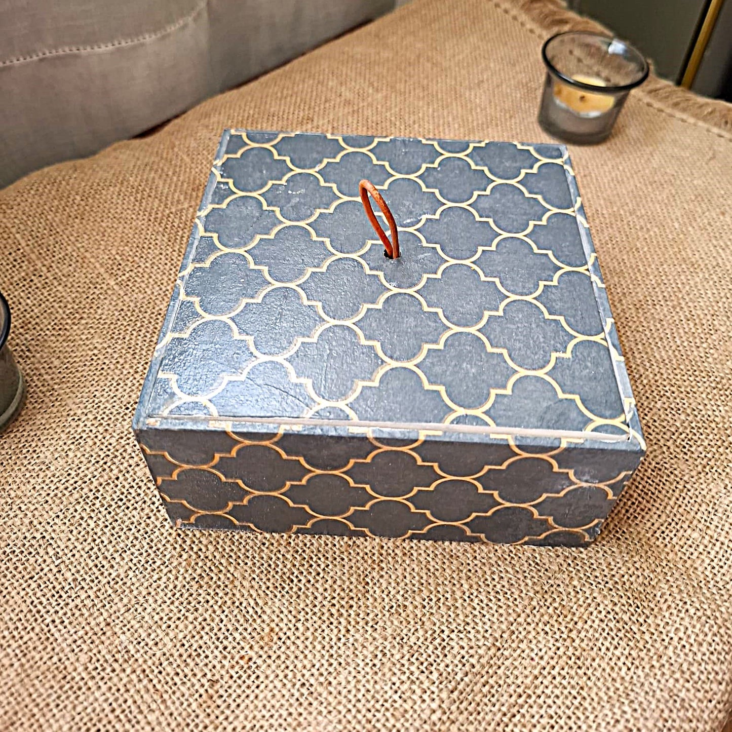 "Caja madera Nazarí artesanal decorativa hecha mano España Dmarta". Estampado "arabesco" o "rejilla morisca". También se conoce como "patrón de celosía" o "cuatrofoil" (cuatrifolio), muy usado en el arte islámico y la arquitectura mudéjar.