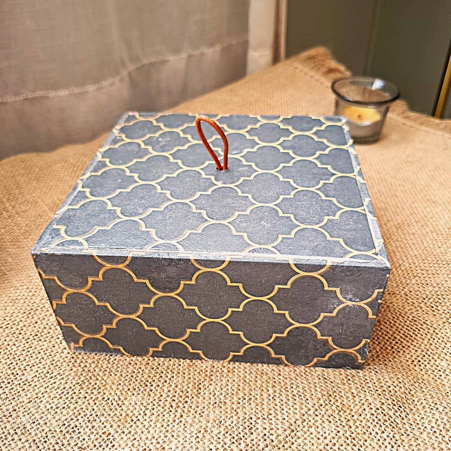 Detalle caja madera Nazarí artesanal decorativa hecha mano España Dmarta. Este estampado se llama "arabesco" o "rejilla morisca". También se conoce como "patrón de celosía" o "cuatrofoil" (cuatrifolio), muy usado en el arte islámico y la arquitectura mudéjar.