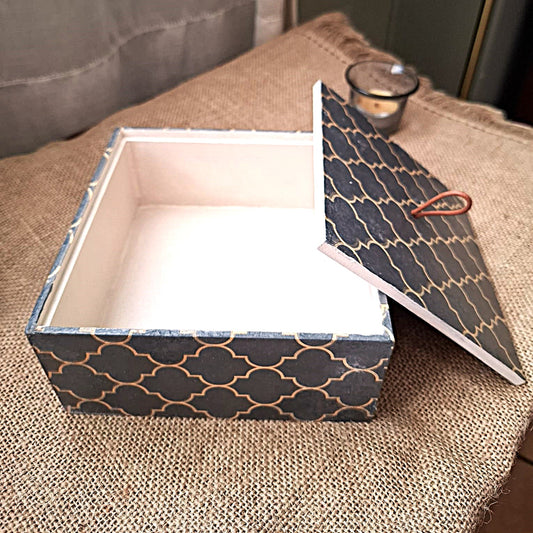 Interior caja madera Nazarí artesanal decorativa inspiración andalusí. Este estampado se llama "arabesco" o "rejilla morisca". También se conoce como "patrón de celosía" o "cuatrofoil" (cuatrifolio), muy usado en el arte islámico y la arquitectura mudéjar.