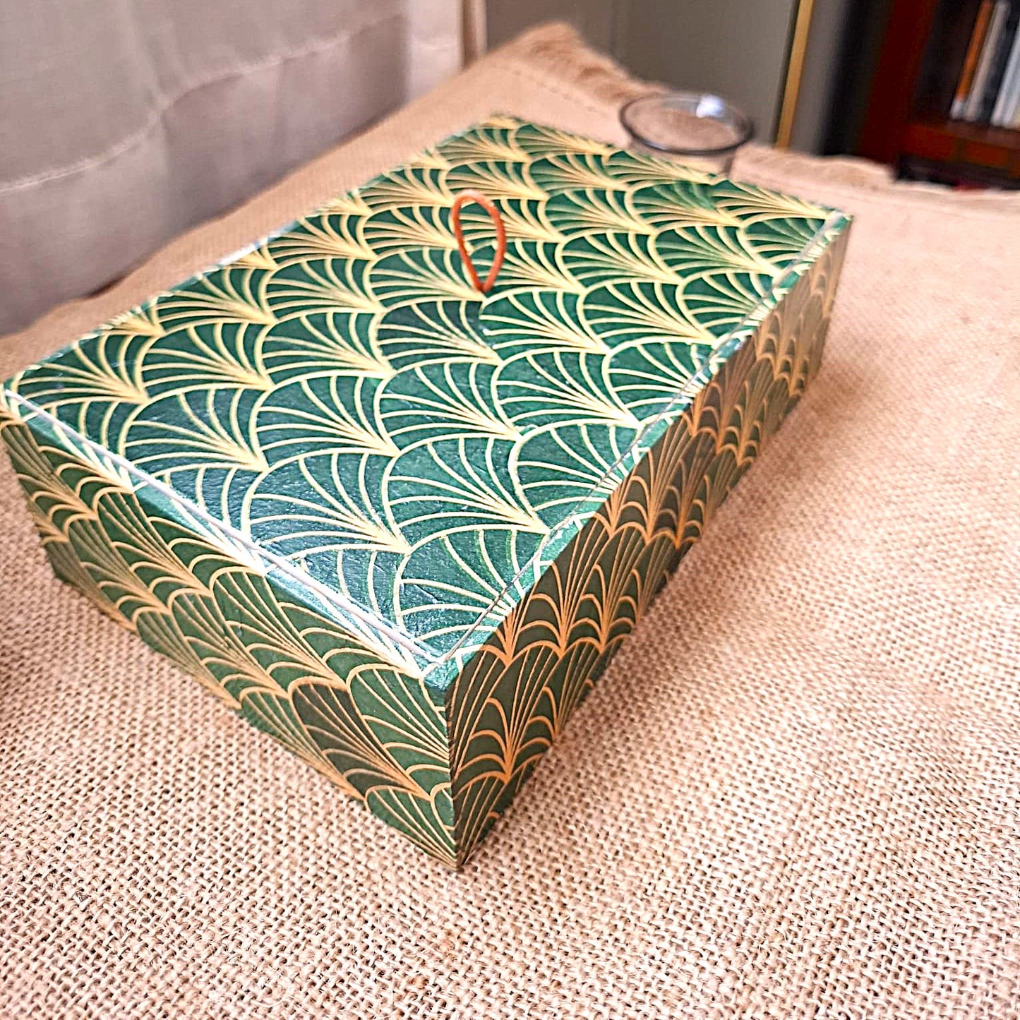 Caja verde imperial madera natural artesanal regalo único España. Estampado "Art Decó de abanicos". Tiene un patrón repetitivo en forma de abanico o conchas estilizadas, típico del diseño decorativo de los años 20 y 30.