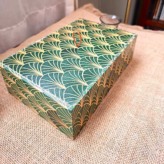 Caja verde imperial madera natural artesanal regalo único España. Estampado "Art Decó de abanicos". Tiene un patrón repetitivo en forma de abanico o conchas estilizadas, típico del diseño decorativo de los años 20 y 30.