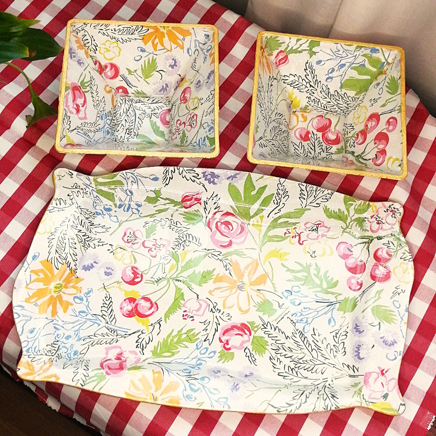 Cuencos de cristal decorados mediante decoupage con estampado flora y bandeja a juego. Realizados de forma artesanal en España por la firma Dmarta.