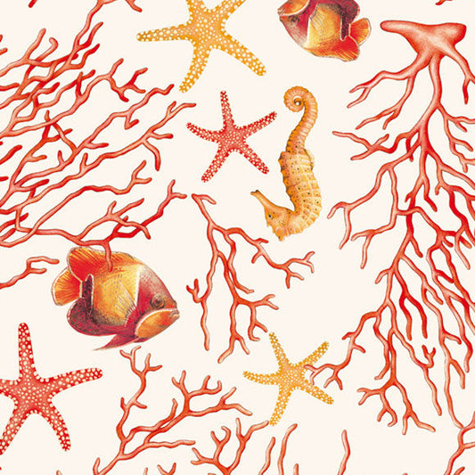 Estampado marino con corales rojos, estrellas de mar naranjas y rojas, peces tropicales y caballitos de mar sobre fondo blanco.