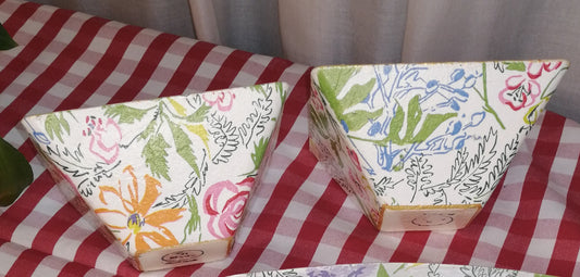 Cuenco de crista decorado a mano con estampado de flores en tonos vibrantes como el rosa, amarillo, lavanda, rojo y azul, acompañadas de hojas verdes y detalles botánicos. Los racimos de cerezas aportan un toque fresco y divertido.