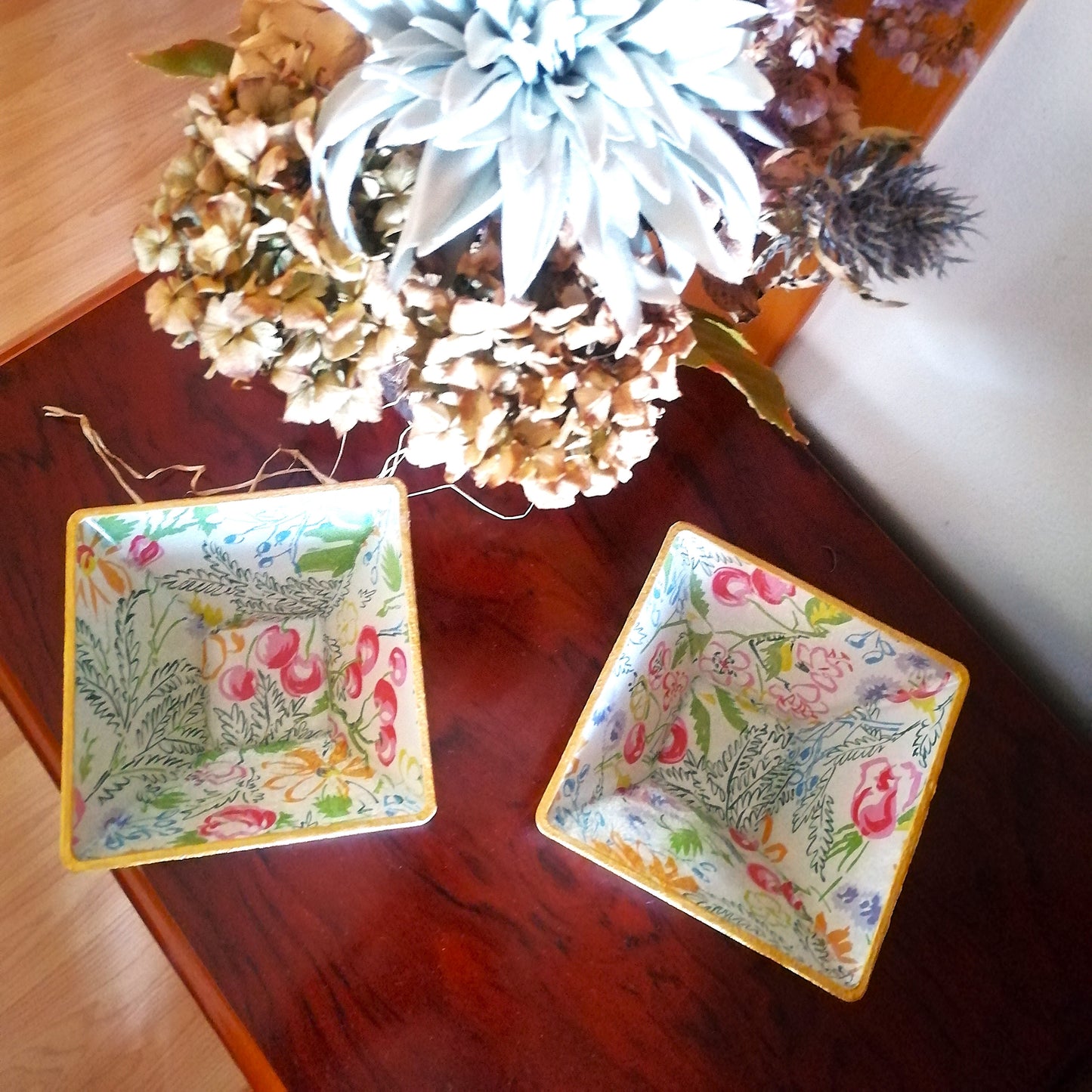 Cuencos de cristal decorados mediante decoupage con estampado floral. Realizados de forma artesanal en España por la firma Dmarta.