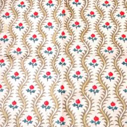 "Estampado geométrico con patrón repetitivo de hojas doradas en forma de plumas y pequeñas flores rojas sobre fondo blanco"