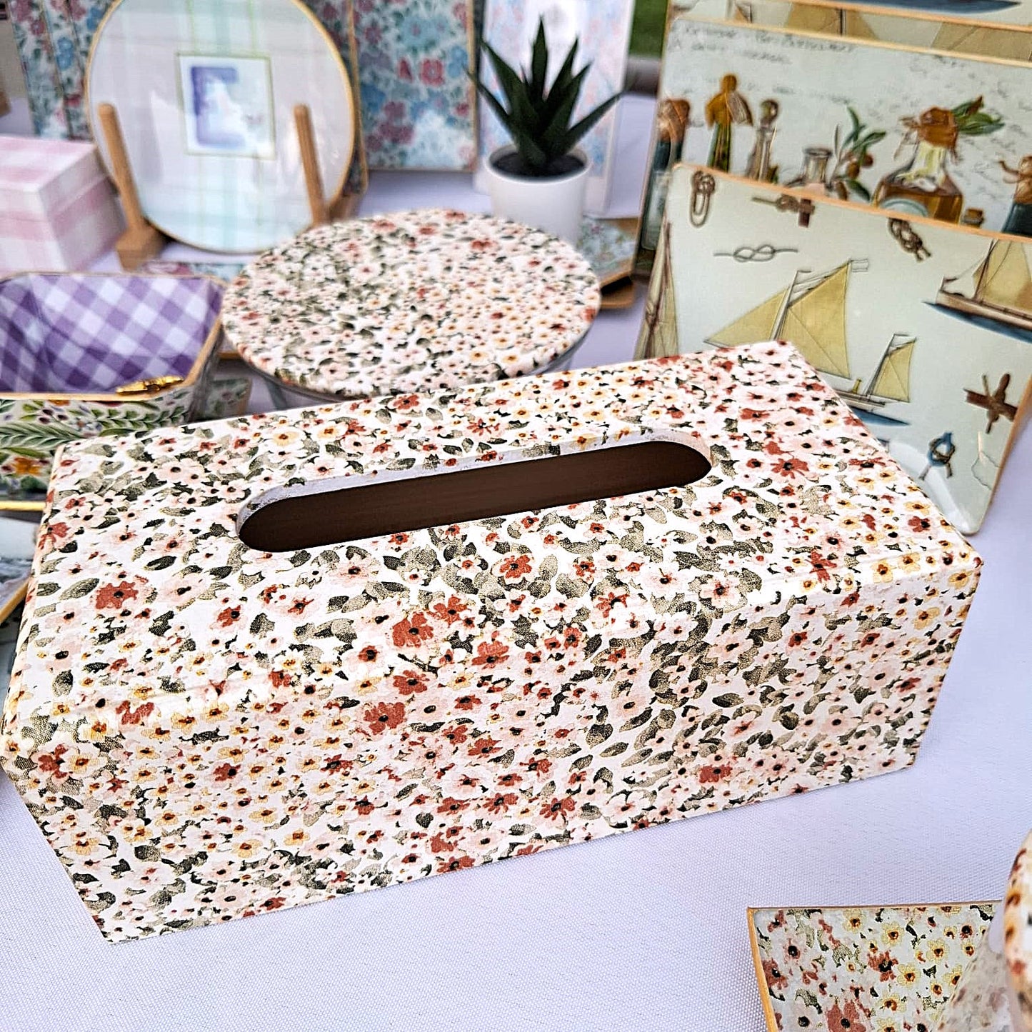 Caja de madera para pañuelos decorada a mano con estampado de florecillas en tonos verde hoja y caldera. Ideal para dar un toque de distinción a tus espacios mas queridos.