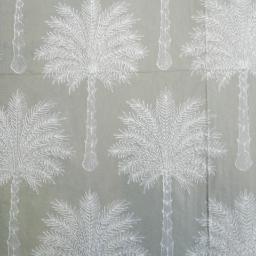 Diseño con siluetas de palmeras en color blanco sobre fondo gris suave, con palmeras de diferentes tamaños distribuidas de forma repetitiva creando un patrón elegante y minimalista perfecto para decoración de tus platos y bandejas.