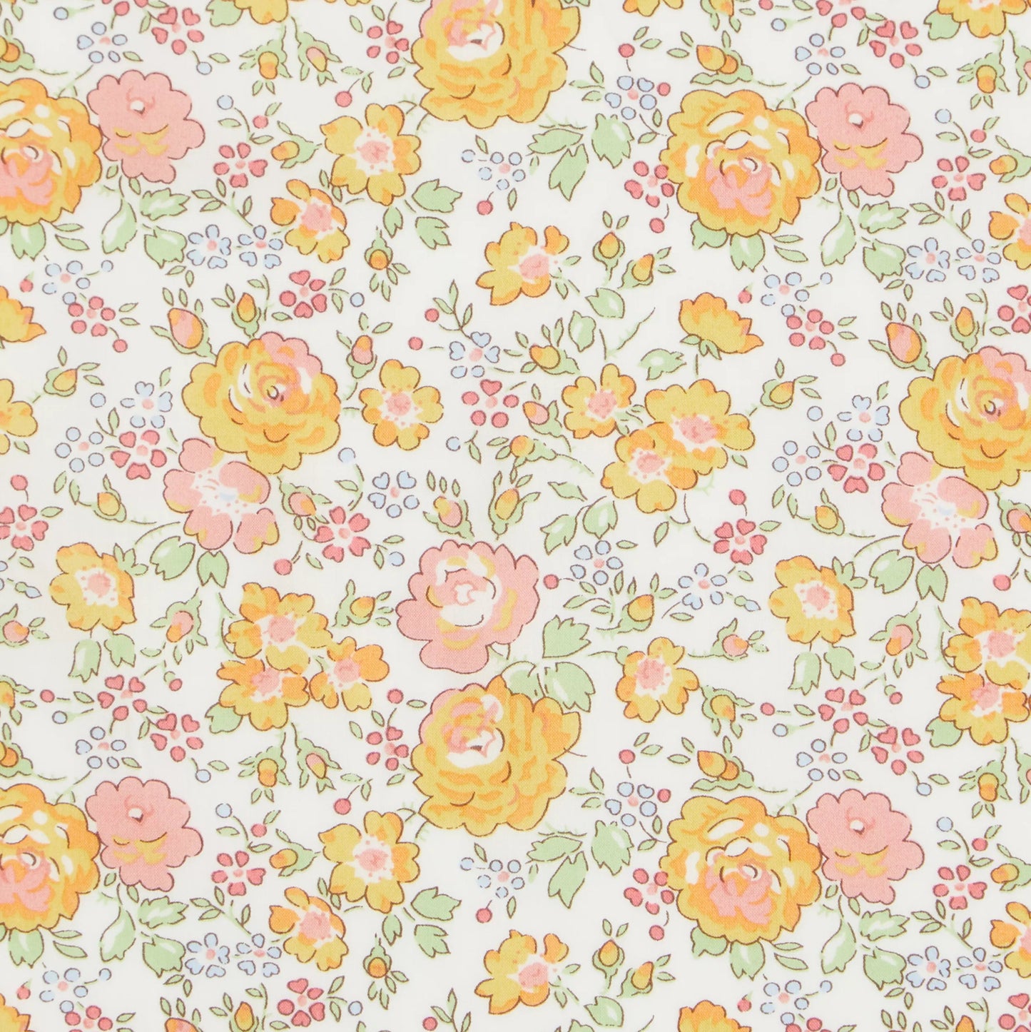 "Estampado floral vintage LIBERTY con rosas amarillas y rosa pálido, hojas verdes y pequeñas bayas rojas sobre fondo blanco. Patrón romántico de estilo cottage con flores de diferentes tamaños."