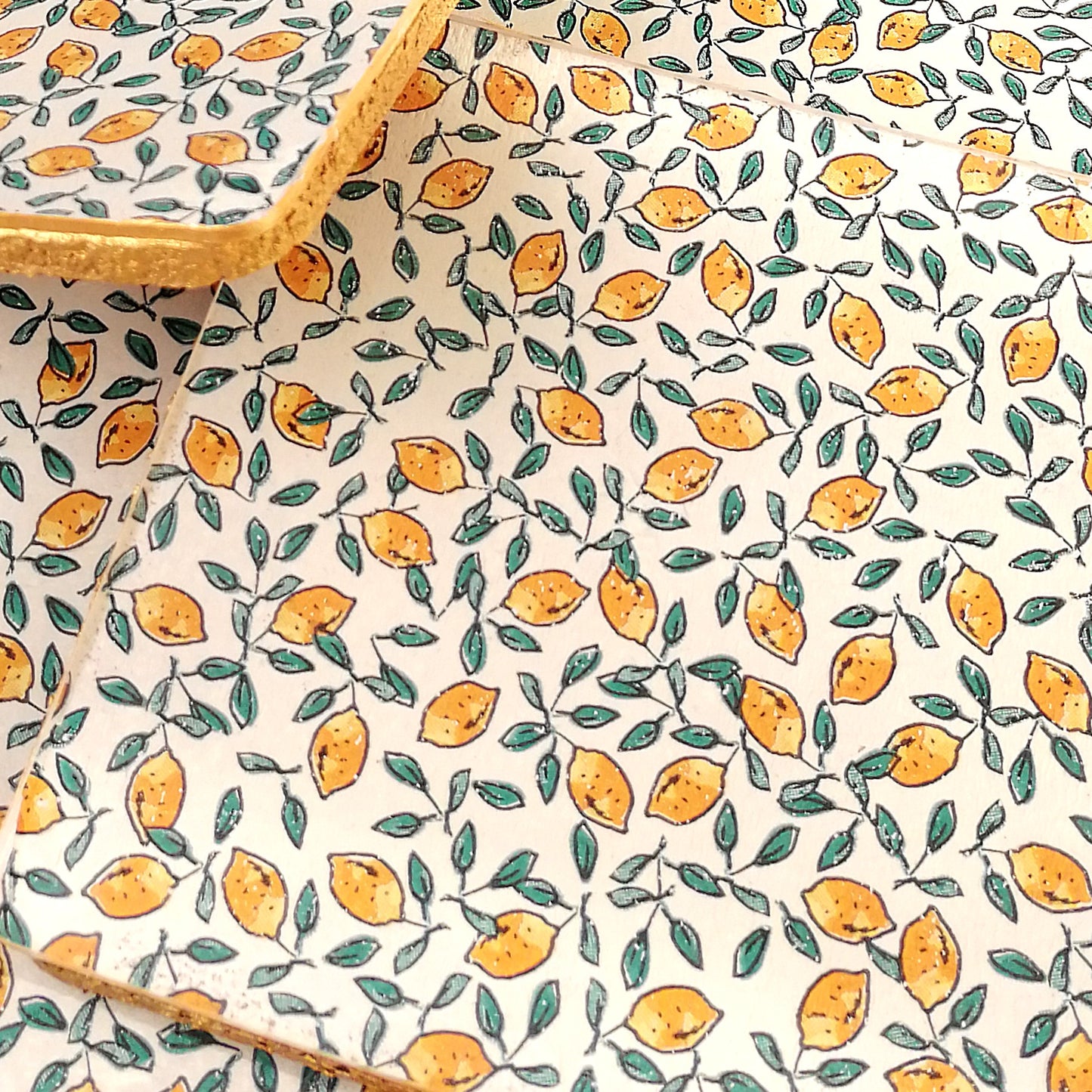 Estampado de limones con hojas verdes sobre fondo blanco. El patrón es pequeño y repetitivo, lo que le da un aire fresco, veraniego y mediterráneo.