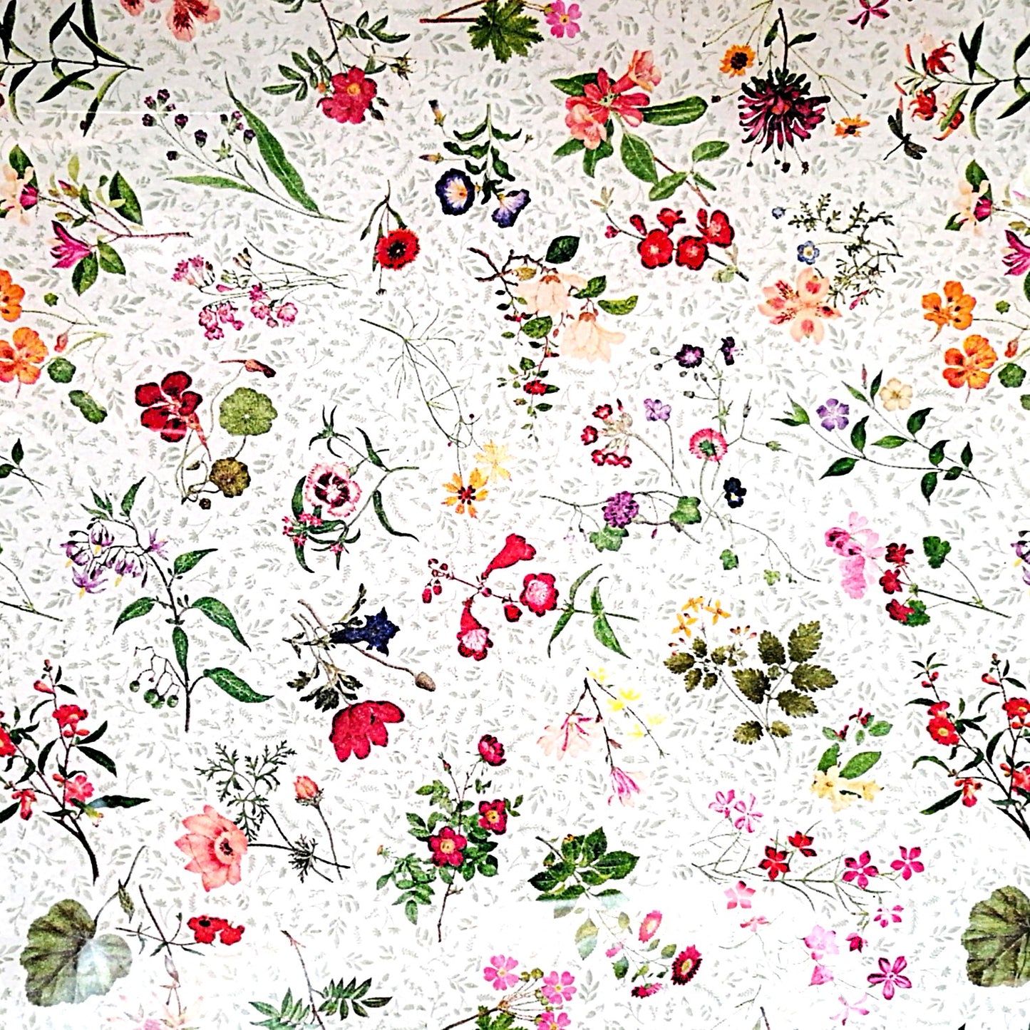 Diseño floral romántico sobre un fondo blanco con pequeñas hojitas grises muy sutiles. Distribuidas de forma suelta y natural, como si estuvieran esparcidas al azar, lo que le da un aire fresco y desenfadado. En colores rosa, rojo, lila, púrpura, amarillo y verde, con detalles en naranja y azul. Es un estampado ideal para proyectos primaverales o veraniegos, con una estética femenina, natural y alegre.