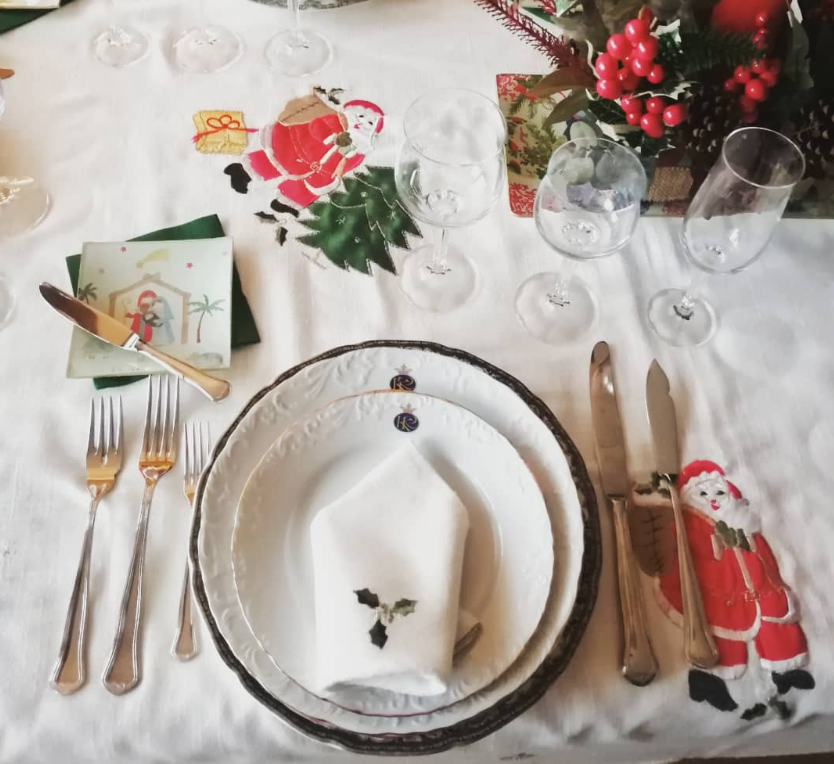 Plato de pan, de cristal, decorado a mano mediante decoupage con estampado del Portal de Belén