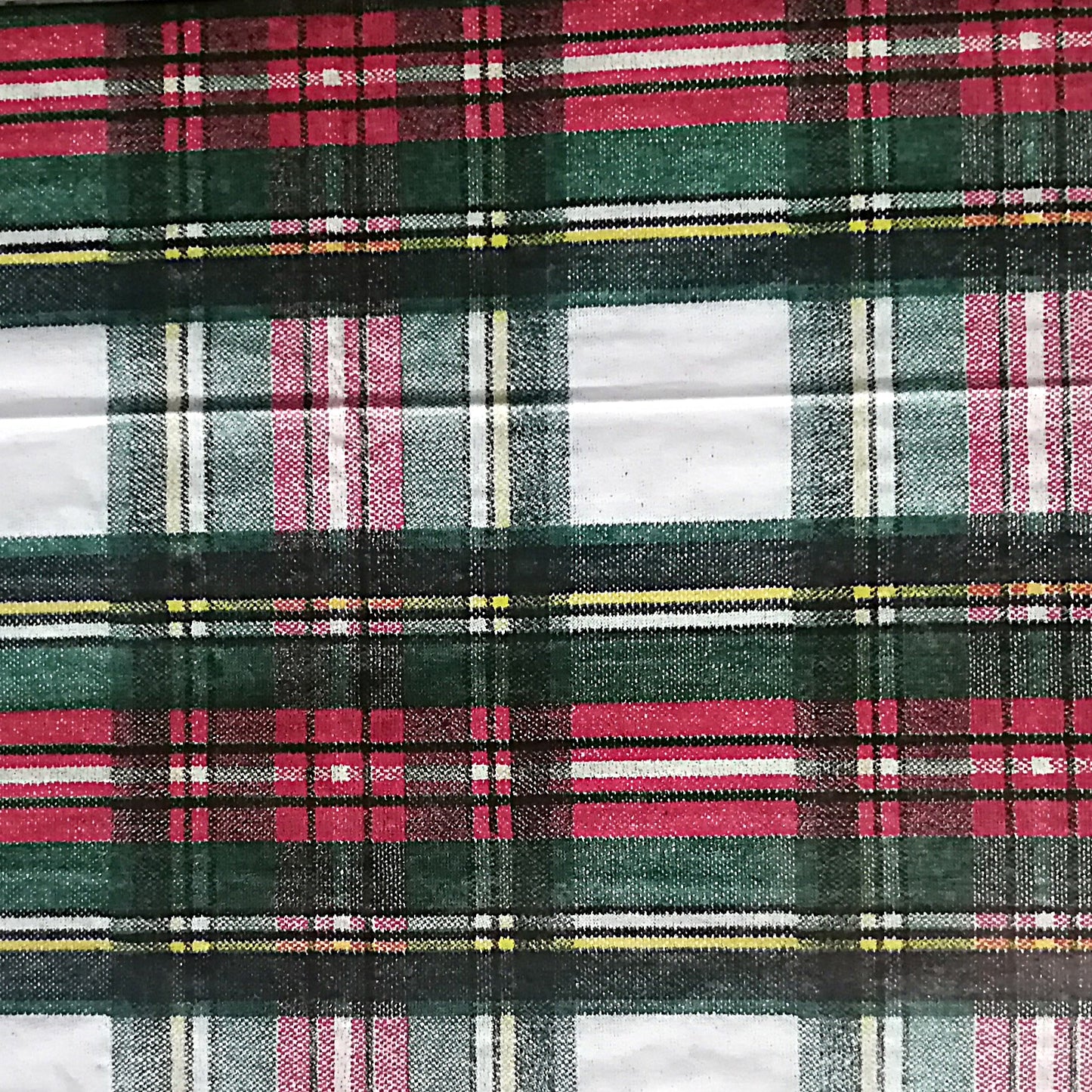 Patrón de cuadros escoceses en tonos verde, rojo y beige.