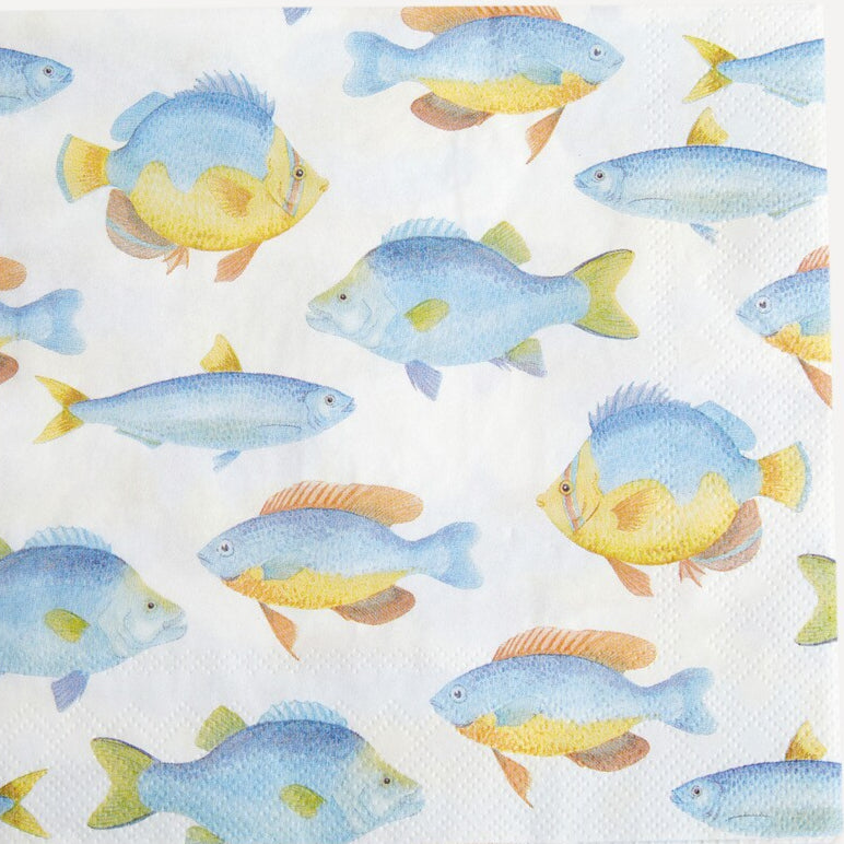 Estampado de pececitos azules y amarillos sobre fondo blanco