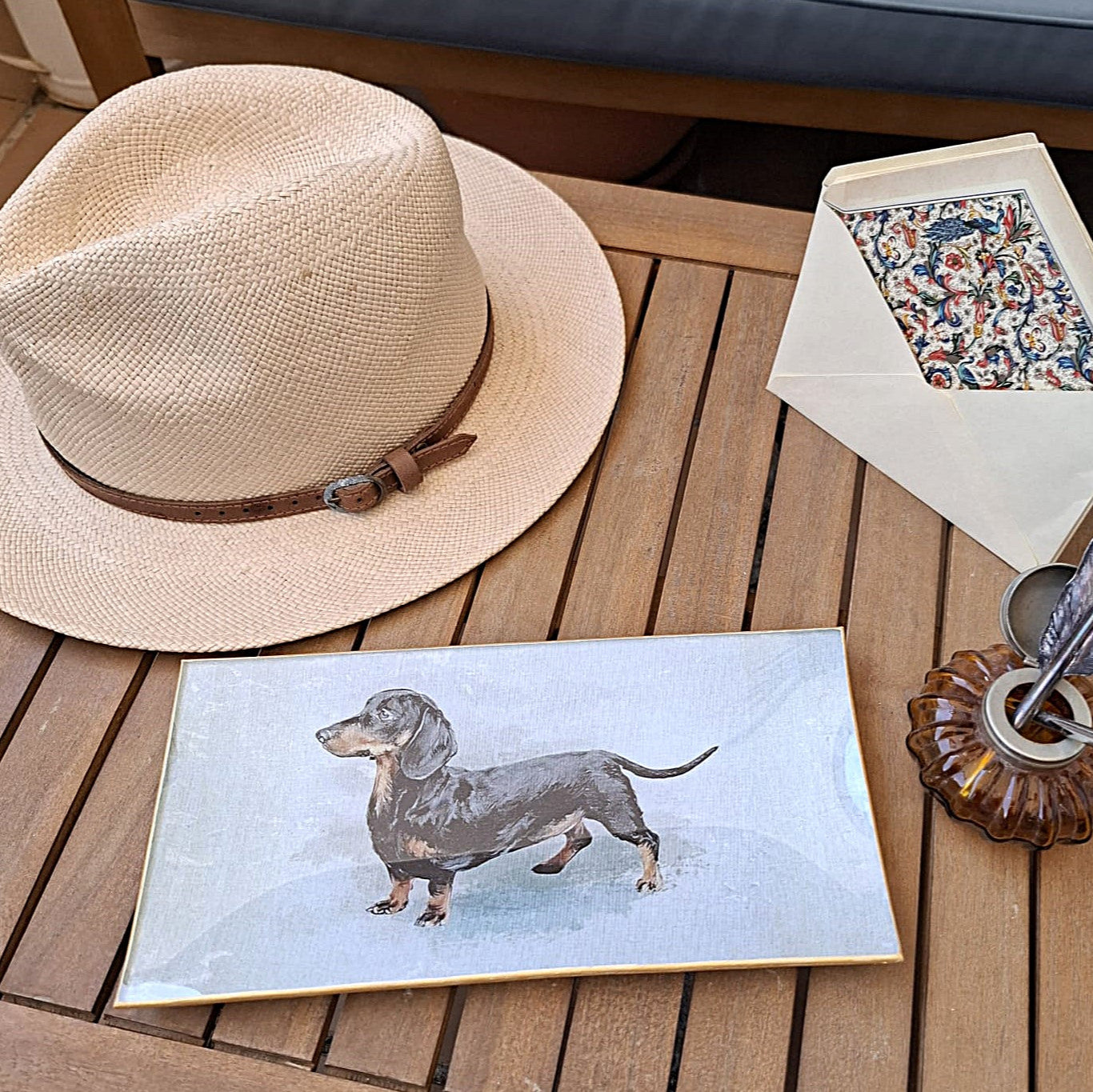 Bandeja ideal para recibidor o decoración en general. Estampado personalizado con perrito salchicha. Realizada a mano en España.