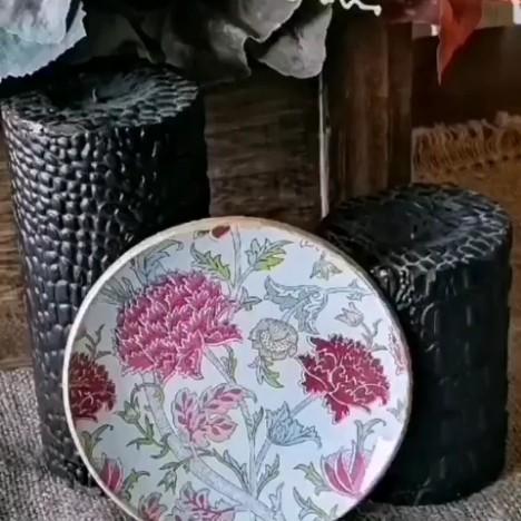 "Plato decorativo artesanal - diseño de William Morris de tallos curvos y entrelazados adornado con rosas y claveles. de claveles vintage con técnica decoupage"