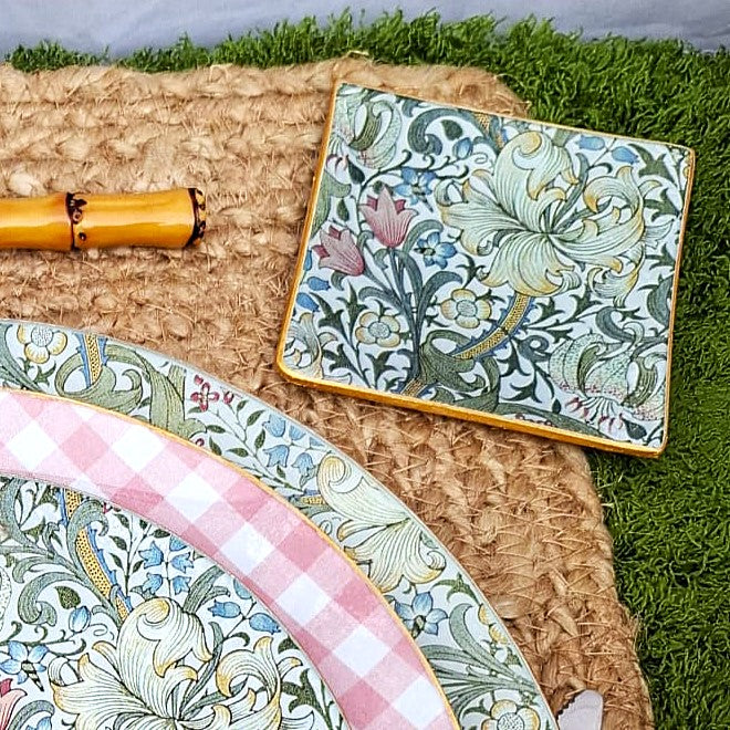 Plato de 10x10 cm de cristal decorado a mano de forma artesanal por Dmarta. Estampado William Morris Golden Lily white. Ideal como platito de pan, para dejar joyita, velas ...