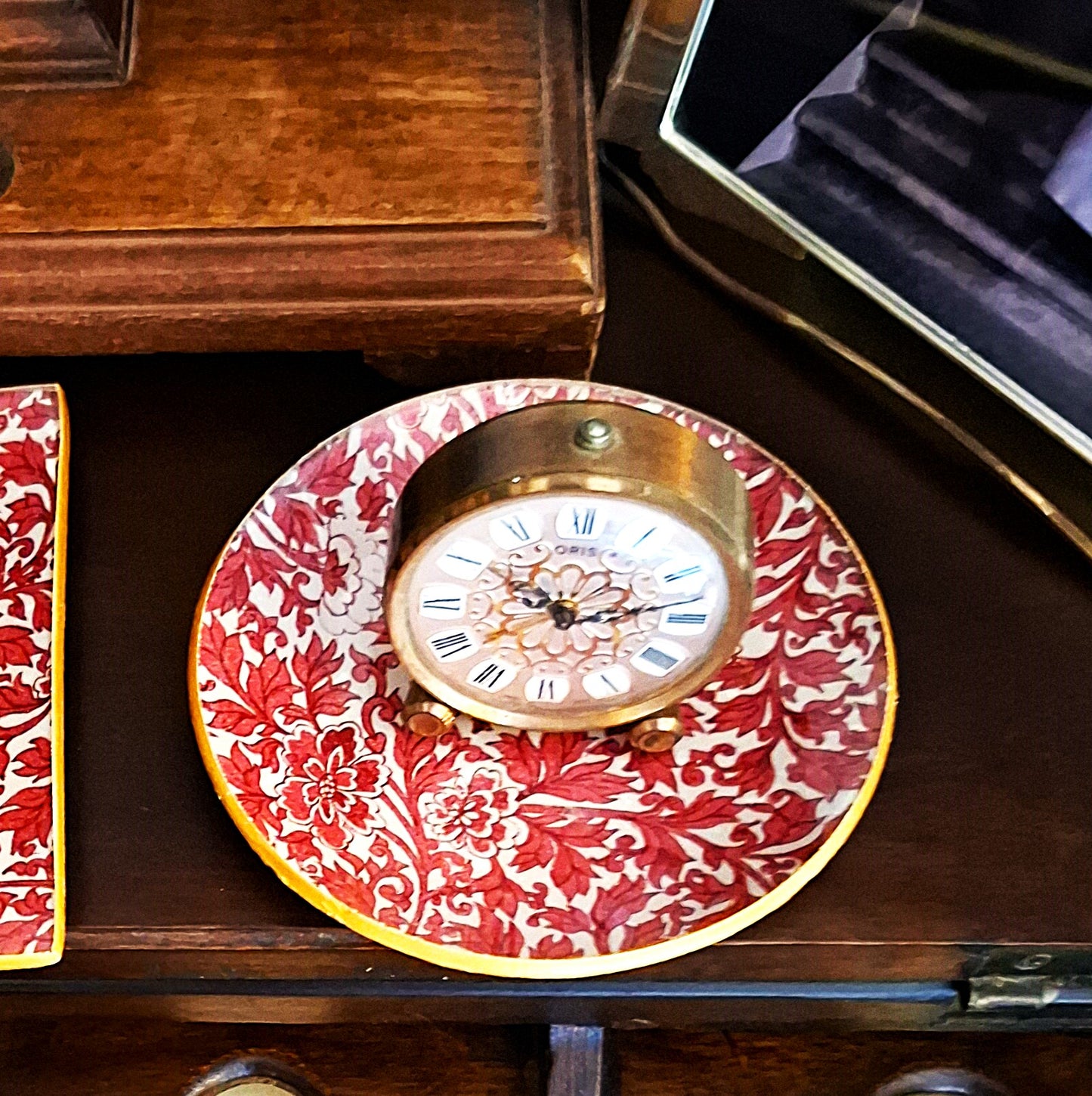 "Platito decorativo de 10 cm realizado a mano con técnica decoupage". Elegante estampado damasco en rojo intenso con motivos florales ornamentales.
Este tamaño es perfecto como platito de pan, para objetos pequeños como joyitas en al mesita de noche, para el jabón de las manos. Artesanía Española.