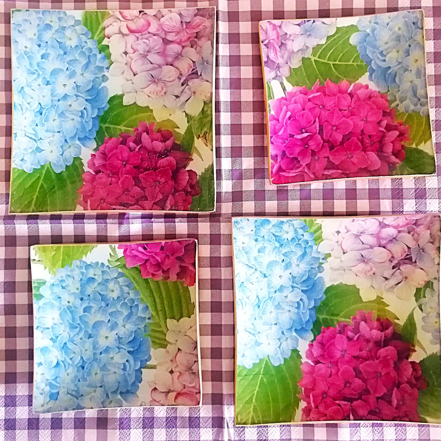Plato de cristal decorado con técnica decoupage, a mano en España. Diseño con patrón de hortensias en acuarela en tonos rosa, azul celeste y lila con hojas verdes sobre fondo blanco"
Esta bandeja es perfecta para: Servir té o café (es ideal para pastas y Plum cake), para decoración de mesa, como centro de mesa con velas o flores o como platito para jabón en el baño
(Para productos de tocador elegantes)