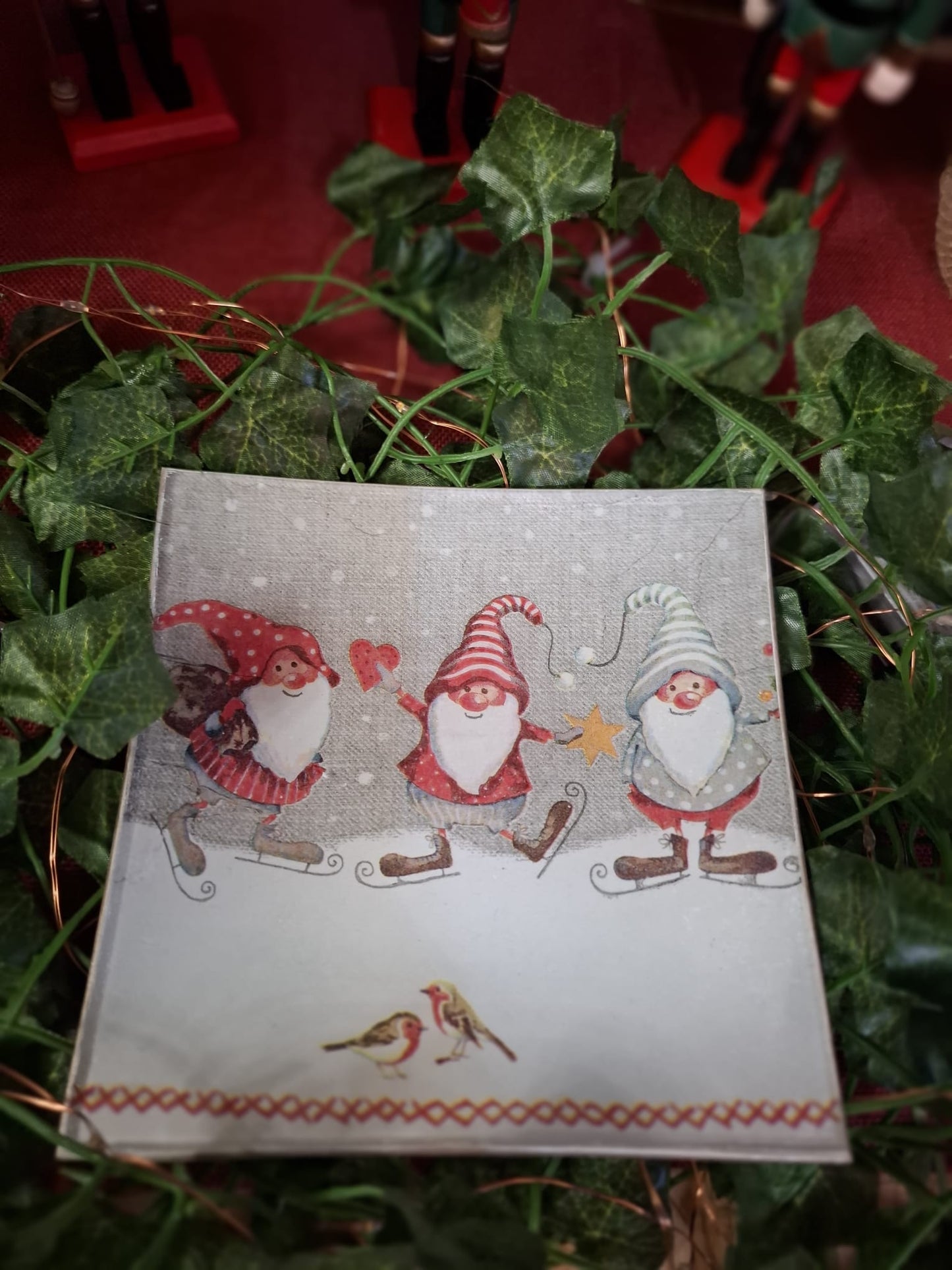 Plato gnomos patinadores navideños - Pieza única