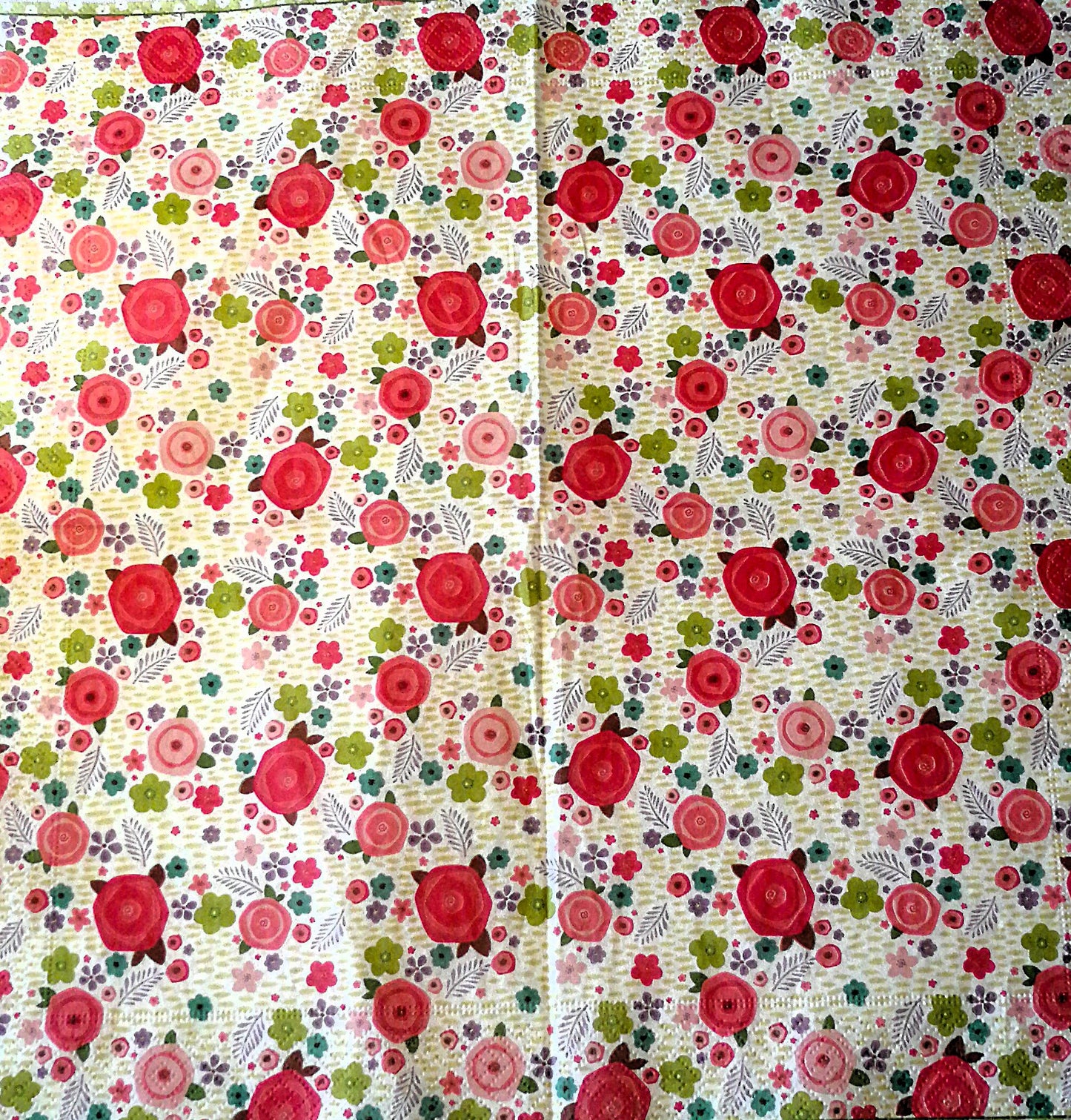 "Patrón floral con rosas rojas prominentes, flores multicolores y hojas sobre fondo vintage beige"