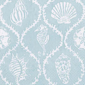 Estampado de conchas marinas y caballito de mar en blanco sobre fondo azul clarito.