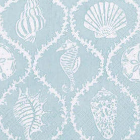 Estampado de conchas marinas y caballito de mar en blanco sobre fondo azul clarito.