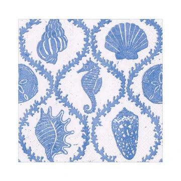 Estampado de conchas marinas y caballito de mar en azul sobre fondo blanco.