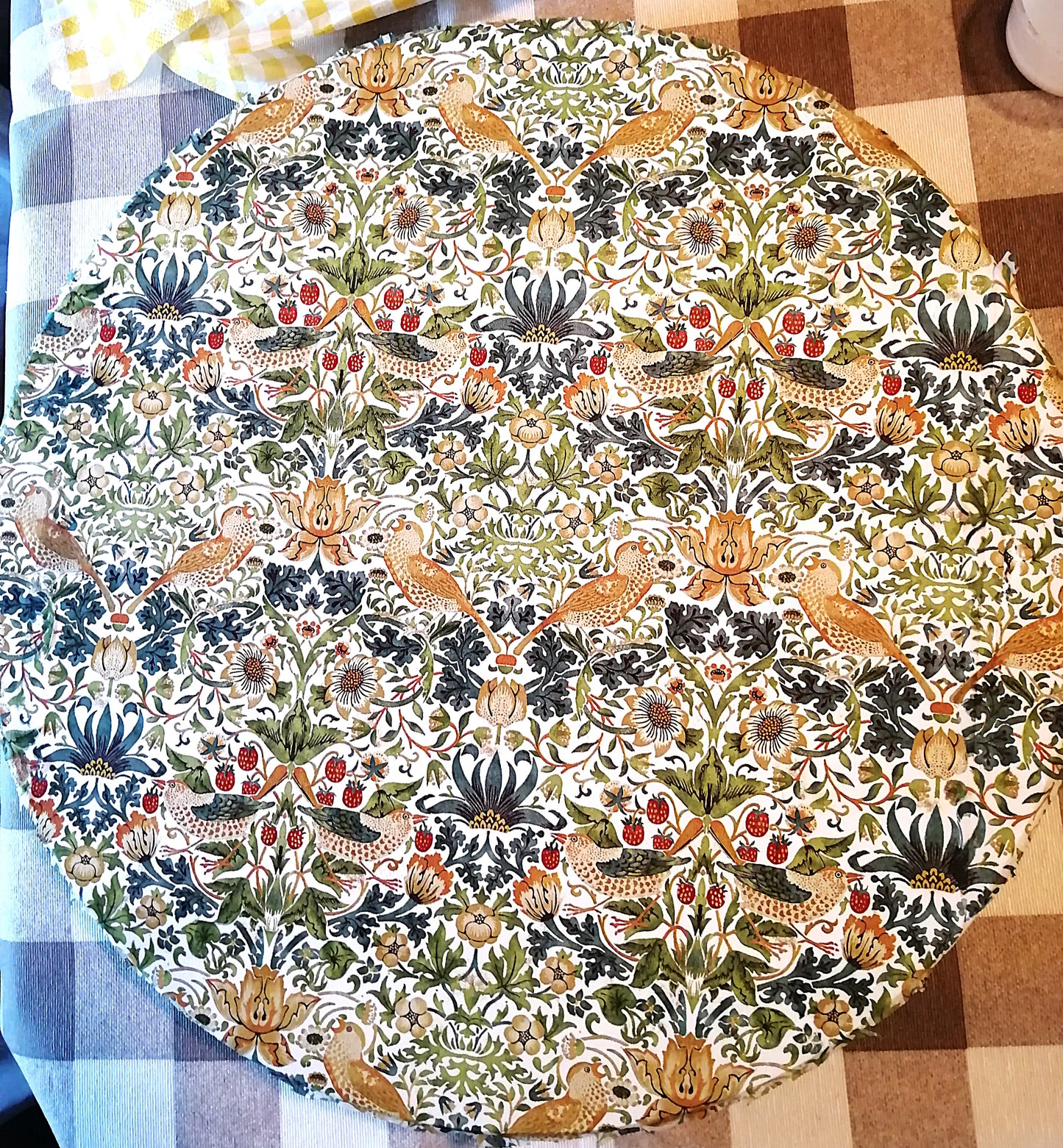 "Plato giratorio de aperitivos con estampado William Morris en tonos azul marino, naranja y verde oliva sobre fondo blanco. Diseño floral vintage con motivos ornamentales estilizados, ideal para servir aperitivos con estilo decorativo."