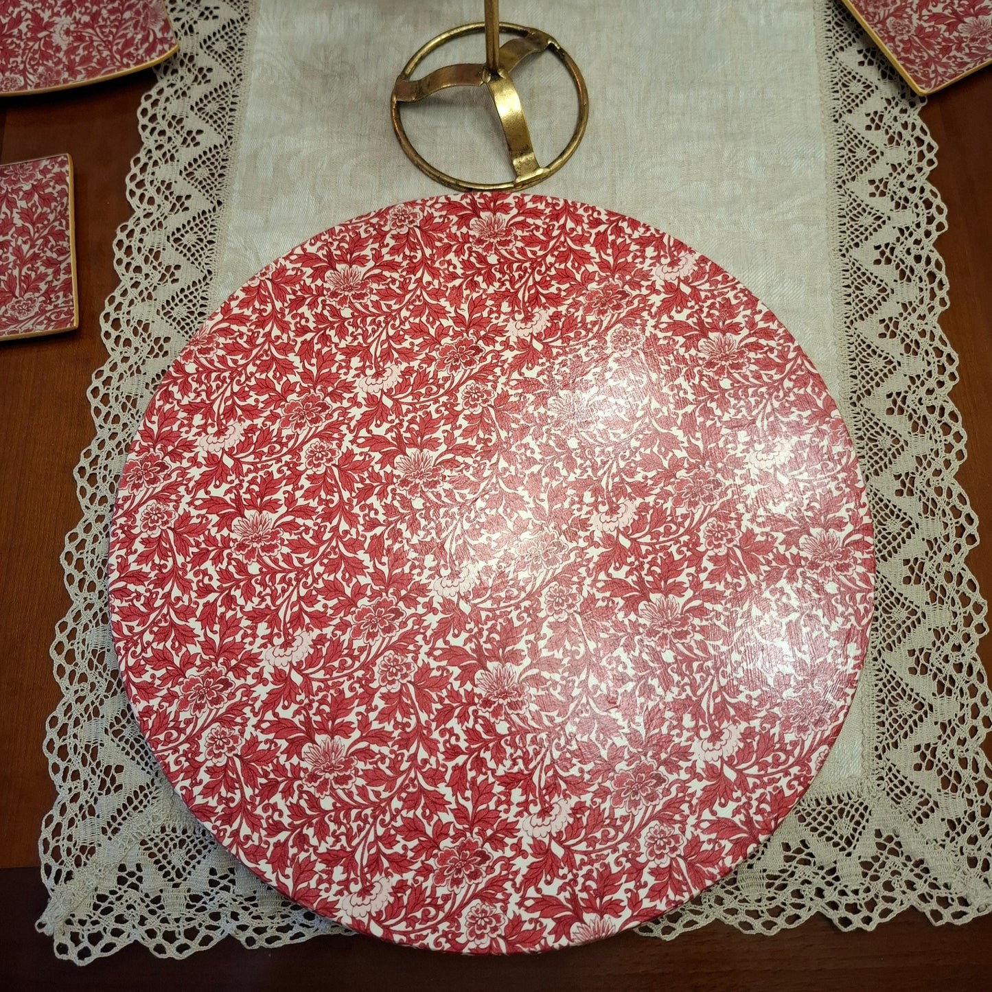 Plato giratorio con elegante estampado damasco en rojo intenso con motivos florales ornamentales. Es ideal como centro de mesa elegante, para servir aperitivos o postres, como bandeja de quesos...
El mecanismo giratorio facilita el acceso a todos.