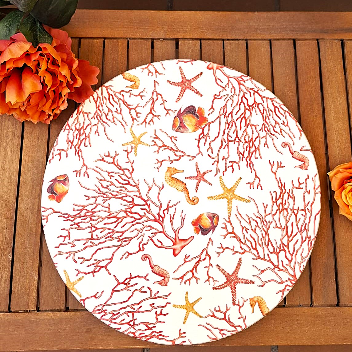 "Tabla giratoria con diseño marino de corales, estrellas de mar y peces tropicales en tonos rojos y naranjas".
Estilo muy veraniego y mediterráneo, perfecto para una mesa de exterior o para darle un toque costero a cualquier espacio.