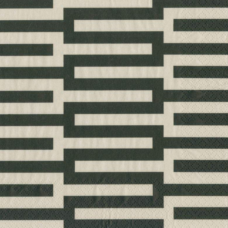 Este estampado tiene un diseño geométrico moderno y minimalista. Está compuesto por líneas horizontales negras gruesas que se interrumpen regularmente para formar un patrón en forma de “escalones” o “laberinto”. El fondo es beige claro, creando un contraste fuerte y elegante con el negro.
Es un patrón simétrico y repetitivo, ideal para ambientes contemporáneos, sofisticados y con un estilo sobrio y estructurado.