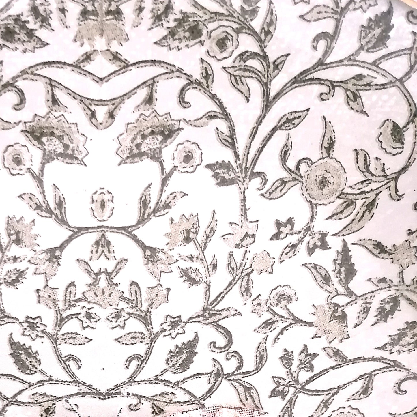 Diseño floral vintage en tonos verde caza y beige. Muestra flores detalladas con pétalos ornamentados, hojas decorativas y elementos florales entrelazados que crean una composición continua y repetitiva. El estilo tiene una apariencia clásica y romántica, con líneas suaves y sombreado sutil que le da profundidad y textura. Es un diseño sofisticado que evoca la elegancia de los textiles tradicionales europeos, perfecto para aplicaciones decorativas que requieran un toque refinado y atemporal.